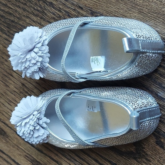 Girl Sequined Mary Janes Dress Shoes - Silver with flower pompom - sz 7 - Picture 3 of 7